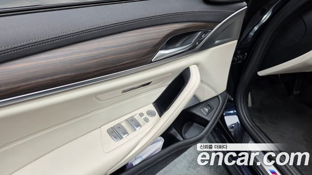 BMW 5 Series (G30) M550i xDrive 2021 — фото 35