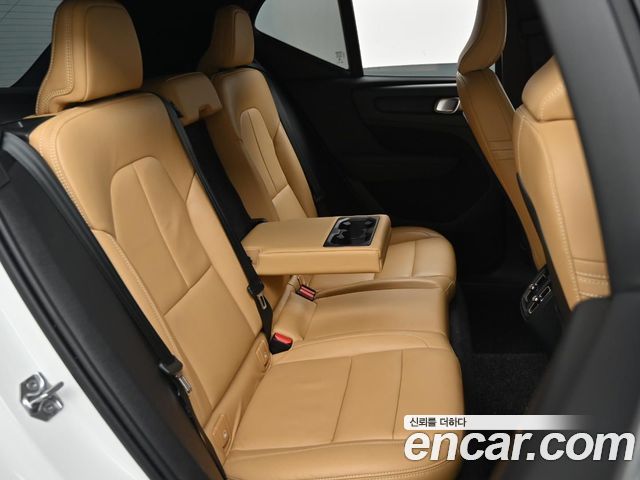 Volvo XC40 B4 Inscription 2021 — фото 16