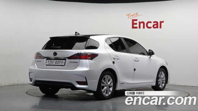 Lexus CT200h 1.8 Supreme ZWA10 2017 — фото 2