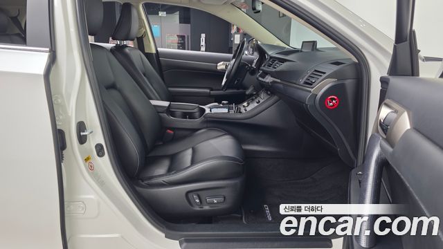 Lexus CT200h 1.8 Supreme ZWA10 2017 — фото 11