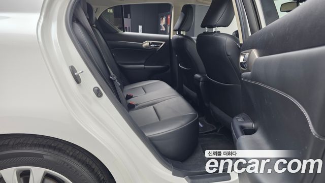 Lexus CT200h 1.8 Supreme ZWA10 2017 — фото 12
