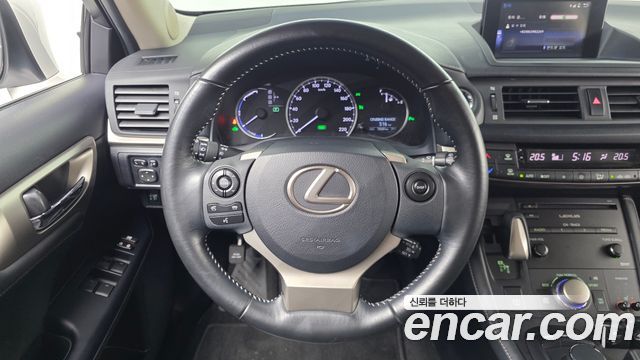 Lexus CT200h 1.8 Supreme ZWA10 2017 — фото 13