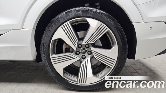 Audi e-tron 55 Quattro Sportback 2021 — фото 21