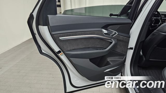Audi e-tron 55 Quattro Sportback 2021 — фото 25