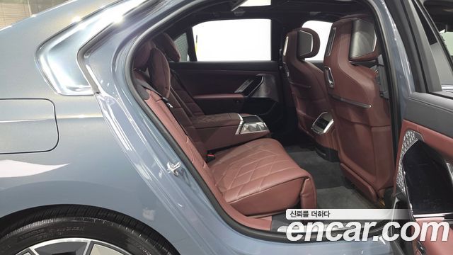 BMW i7 (G70) xDrive 60 Design Pure Excellence 2023 — фото 11
