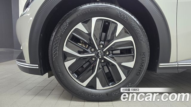 Kia EV6 Long Range Light 2023 — фото 5