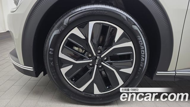 Kia EV6 Long Range Light 2023 — фото 5