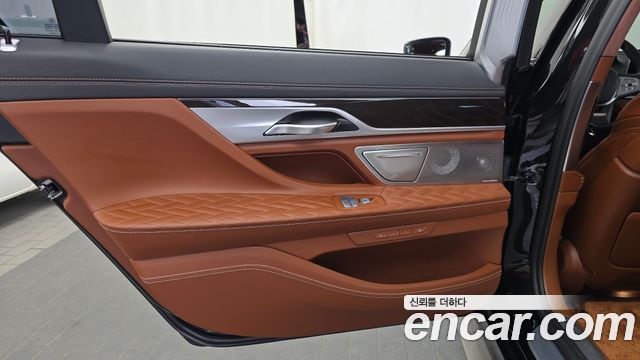 BMW 7 Series (G11) M760Li xDrive V12 Excellence 2020 — фото 31