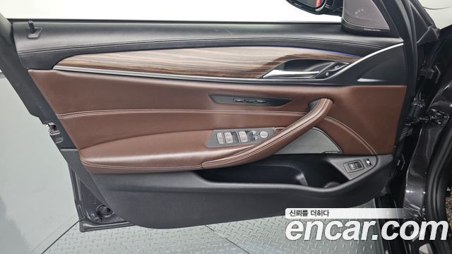 BMW 5 Series (G30) 530e M Sport 2020 — фото 24