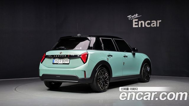 MINI Cooper S (IV) 5 Door Favoured 2025 — фото 2