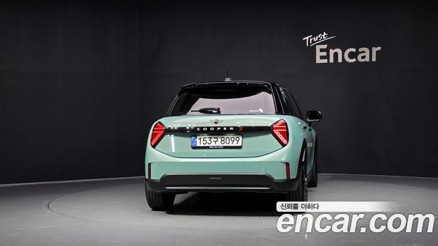 MINI Cooper S (IV) 5 Door Favoured 2025 — фото 4
