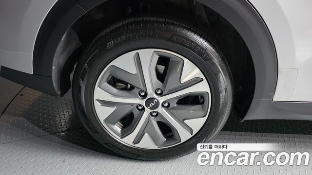 Kia Niro Plus Air 2023 — фото 5