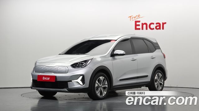 Kia Niro Plus Air 2023 — фото 1