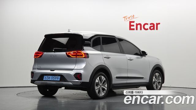 Kia Niro Plus Air 2023 — фото 2