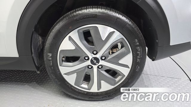 Kia Niro Plus Air 2023 — фото 5