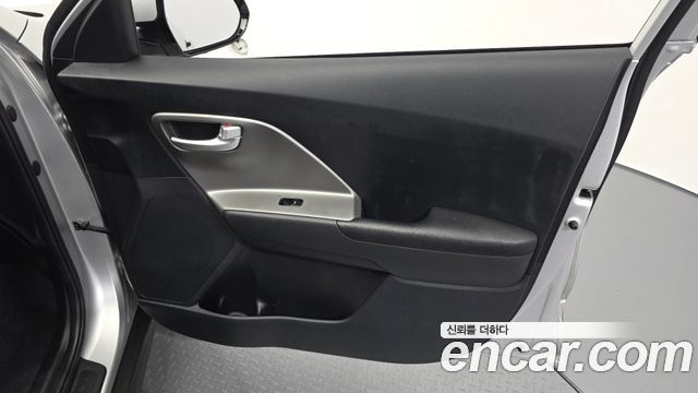 Kia Niro Plus Air 2023 — фото 24