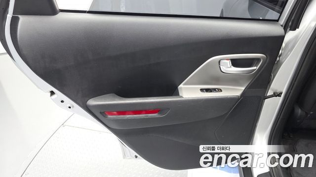 Kia Niro Plus Air 2023 — фото 25