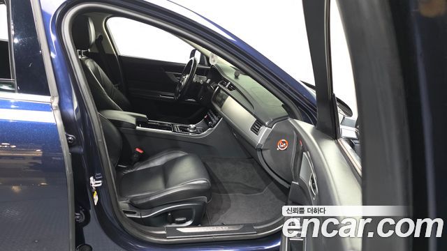 Jaguar XF (X260) 20d Prestige AWD 2017 — фото 11