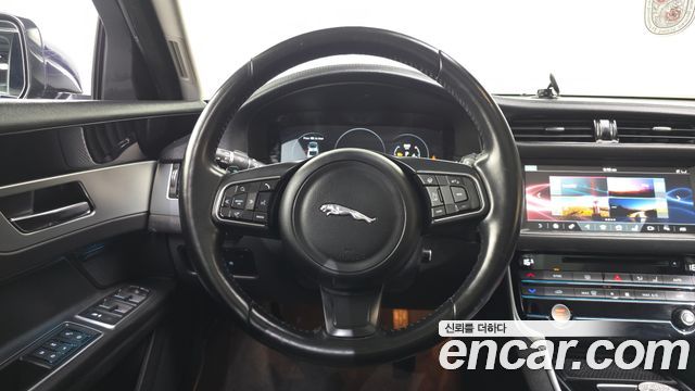 Jaguar XF (X260) 20d Prestige AWD 2017 — фото 13