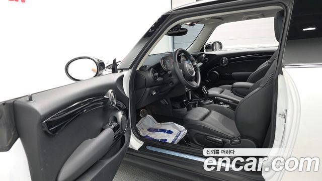 MINI Cooper Classic Plus Launch Pack Third Generation 2023 — фото 10