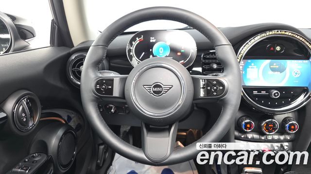 MINI Cooper Classic Plus Launch Pack Third Generation 2023 — фото 17