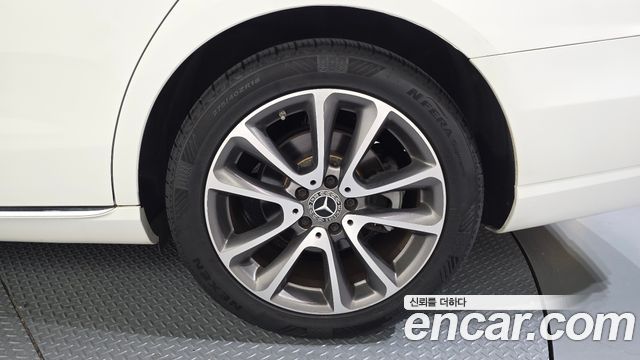 Mercedes-Benz E-Class (W213) E300 4MATIC Avnatgarde 2019 — фото 27