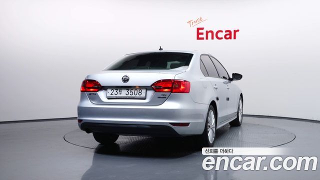 Volkswagen Jetta 1.6 TDI Blue Motion 6th 2013 — фото 4
