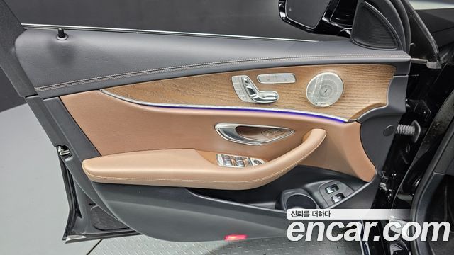 Mercedes-Benz E-Class (W213) E300e 4MATIC Exclusive 2021 — фото 24