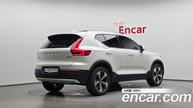 Volvo XC40 B4 Ultimate Bright 2024 — фото 2