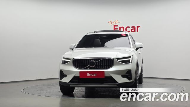 Volvo XC40 B4 Ultimate Bright 2024 — фото 3