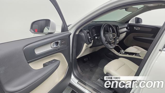 Volvo XC40 B4 Ultimate Bright 2024 — фото 10