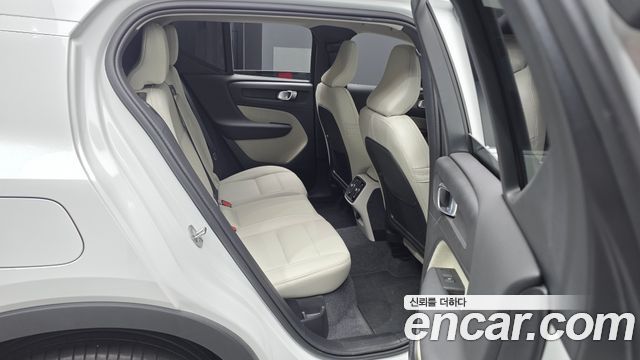 Volvo XC40 B4 Ultimate Bright 2024 — фото 12