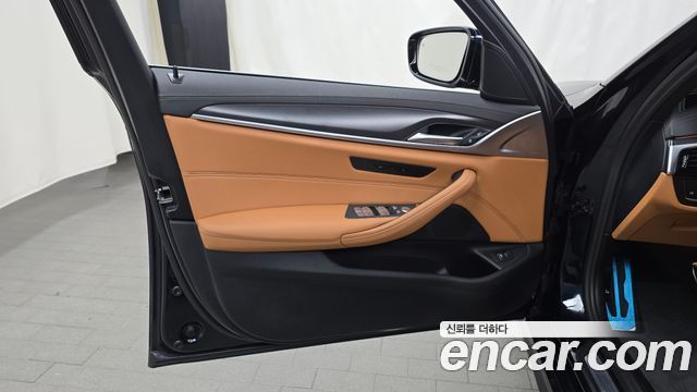 BMW 5 Series (G30) 520i M Sport 2023 — фото 24