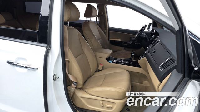 Kia Carnival 9-Seater Prstige 2020 — фото 15