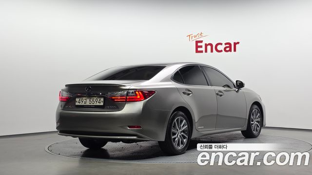 Lexus ES300h Supreme XV60 2017 — фото 2