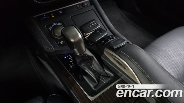 Lexus ES300h Supreme XV60 2017 — фото 9