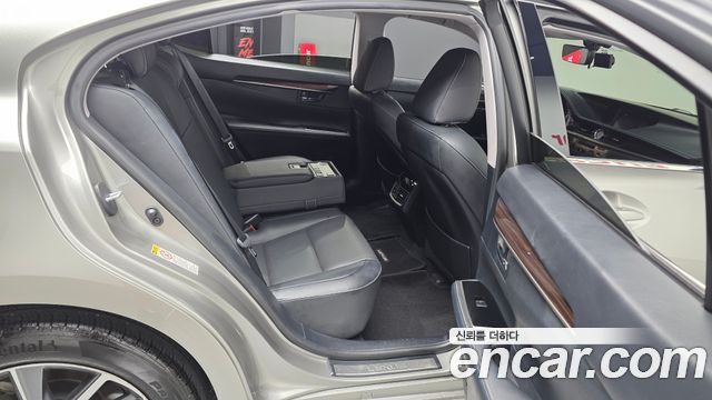 Lexus ES300h Supreme XV60 2017 — фото 12