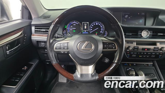 Lexus ES300h Supreme XV60 2017 — фото 13