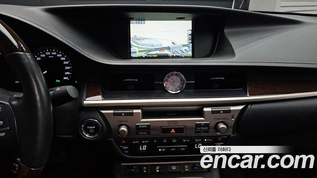 Lexus ES300h Executive XV60 2013 — фото 13