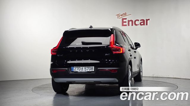 Volvo XC40 B4 Momentum 2021 — фото 4
