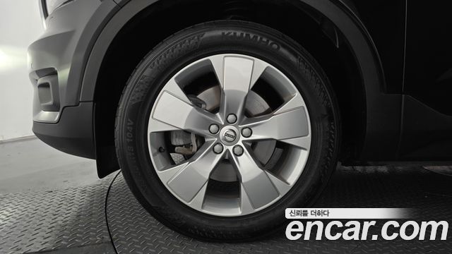 Volvo XC40 B4 Momentum 2021 — фото 5