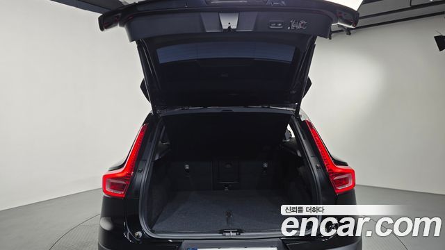 Volvo XC40 B4 Momentum 2021 — фото 19