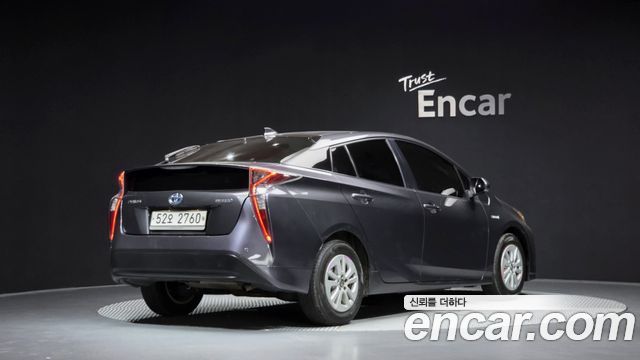 Toyota Prius (IV) 1.8 E 2018 — фото 2