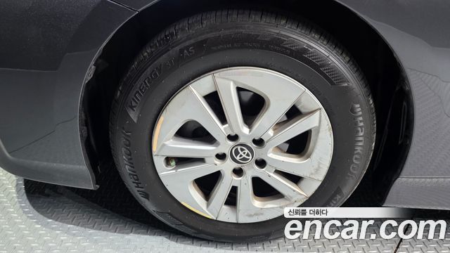 Toyota Prius (IV) 1.8 E 2018 — фото 5
