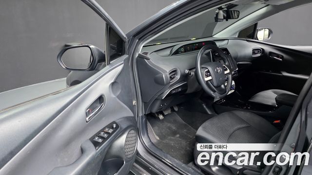 Toyota Prius (IV) 1.8 E 2018 — фото 10