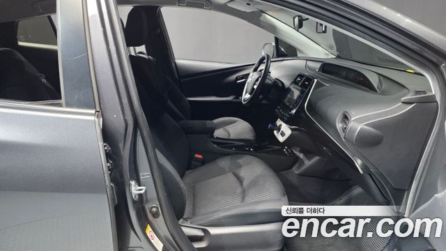 Toyota Prius (IV) 1.8 E 2018 — фото 11