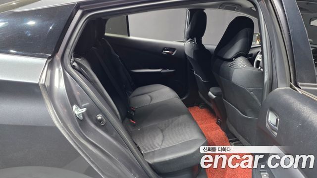 Toyota Prius (IV) 1.8 E 2018 — фото 12