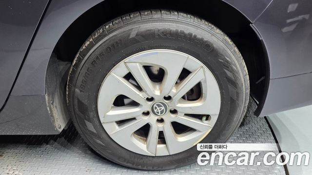 Toyota Prius (IV) 1.8 E 2018 — фото 21