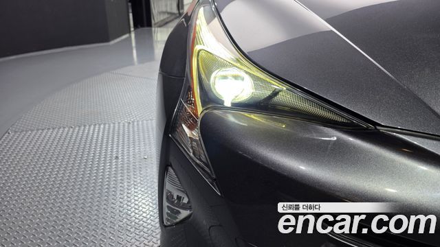 Toyota Prius (IV) 1.8 E 2018 — фото 22