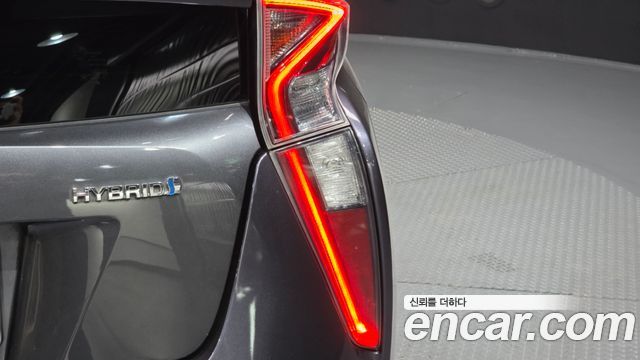 Toyota Prius (IV) 1.8 E 2018 — фото 23